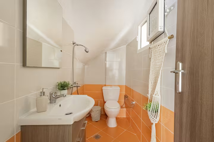 Helen’s House with Pool in Ratzakli
